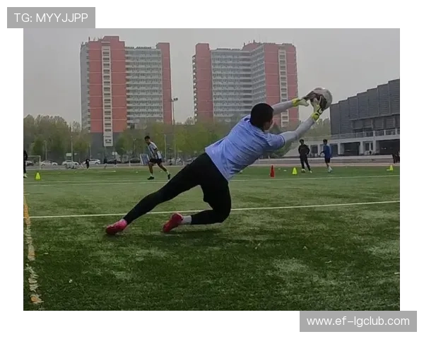 以足球三连扑技术提升守门员反应与爆发力的系统训练全面方法解析 以足球三连扑技术提升守门员反应与爆发力的系统训练全面方法解析